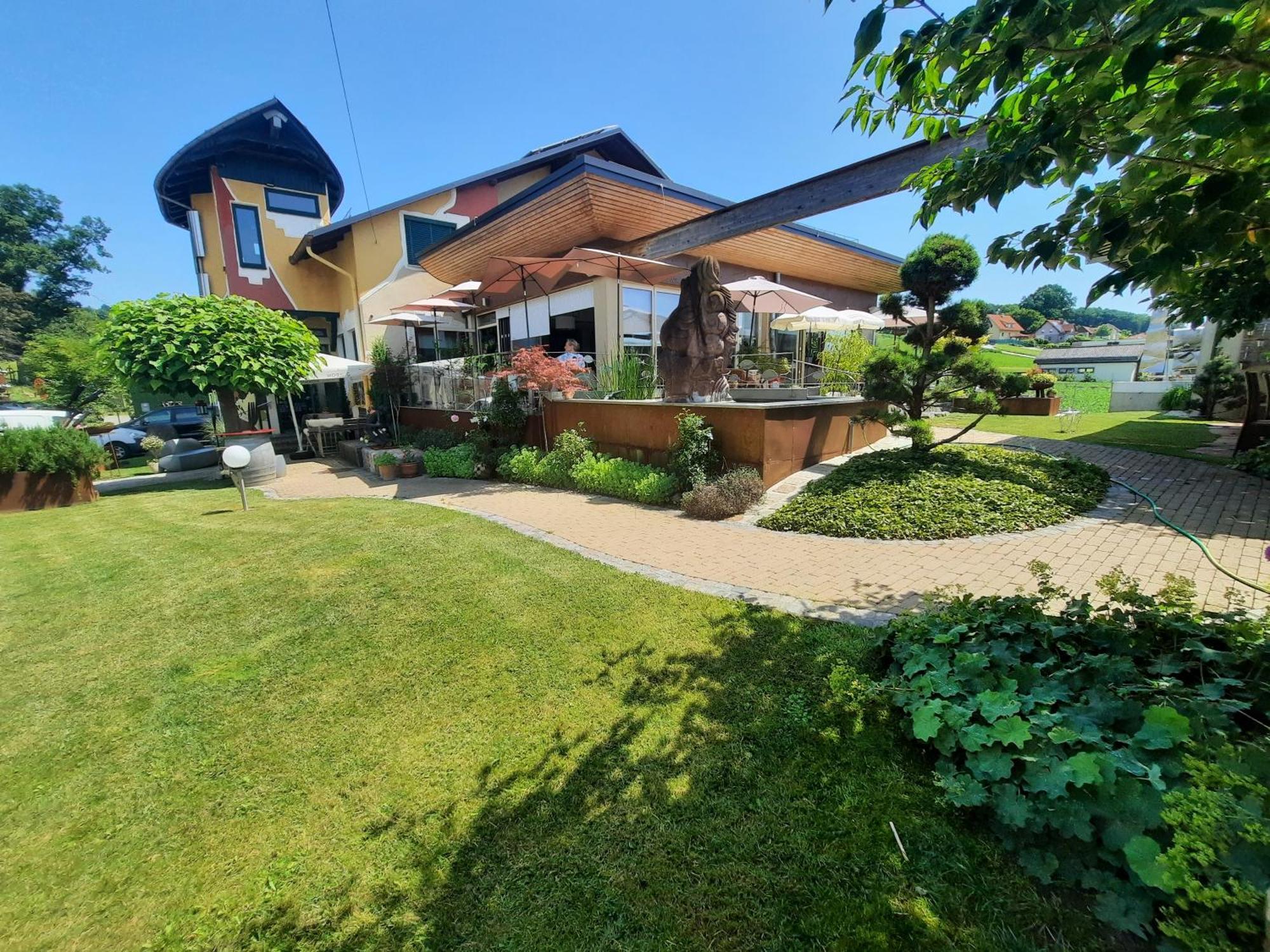 Malerwinkl Restaurant + Kunsthotel Hatzendorf Dış mekan fotoğraf
