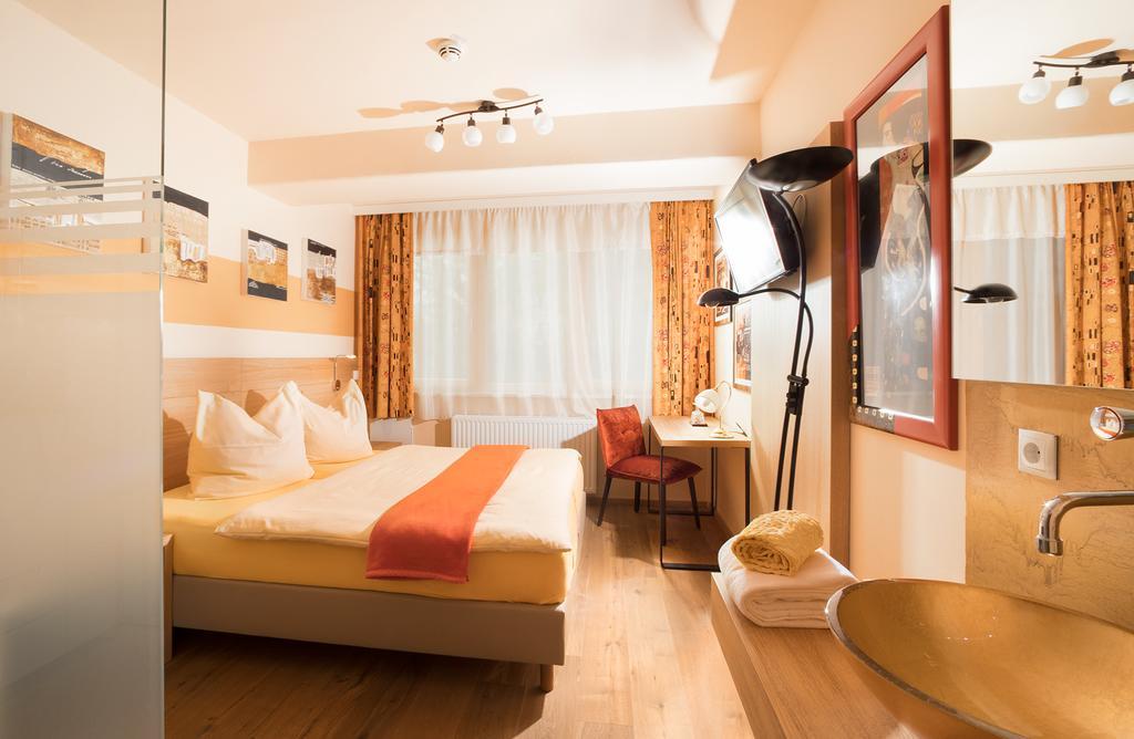 Malerwinkl Restaurant + Kunsthotel Hatzendorf Dış mekan fotoğraf