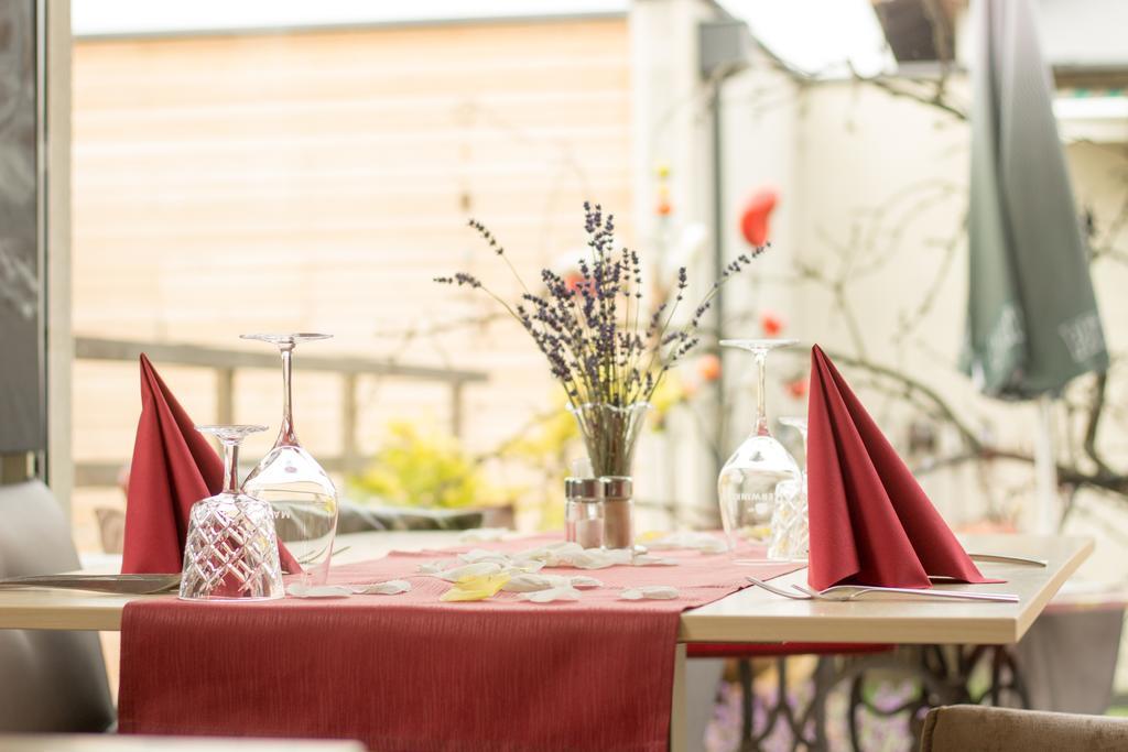 Malerwinkl Restaurant + Kunsthotel Hatzendorf Dış mekan fotoğraf
